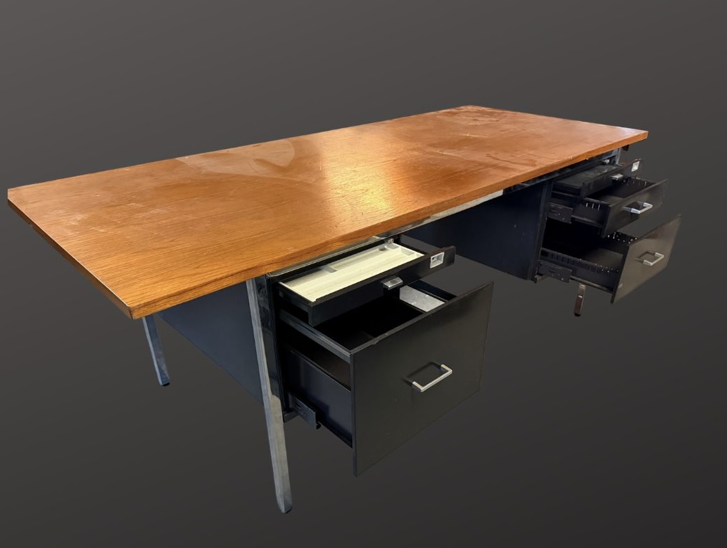 Desk Metall und Holzplatte